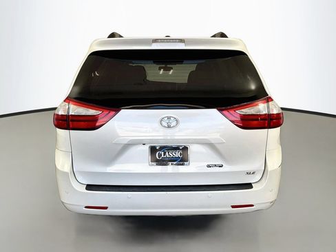 Used 2017 Toyota Sienna XLE Premium FWD image 6