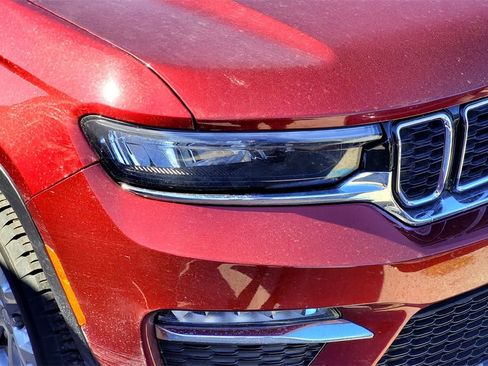 Used 2024 Jeep Grand Cherokee Limited image 2