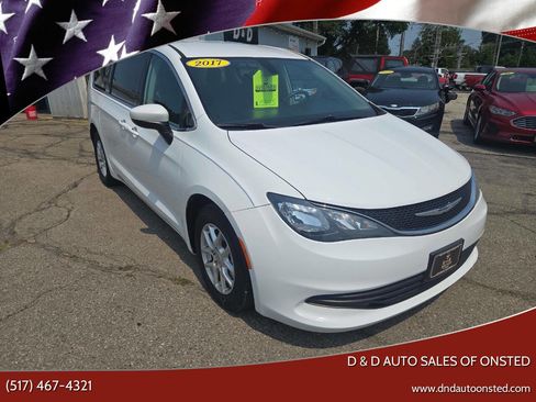 Used 2017 Chrysler Pacifica LX image 1