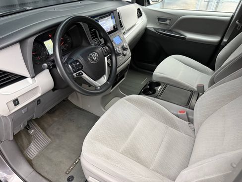 Used 2017 Toyota Sienna LE AWD/4WD image 16