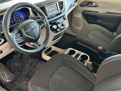 Used 2023 Chrysler Voyager LX image 7