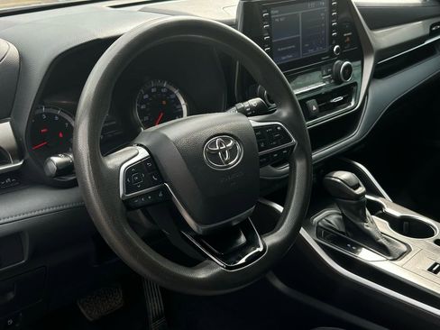 Used 2021 Toyota Highlander L image 12