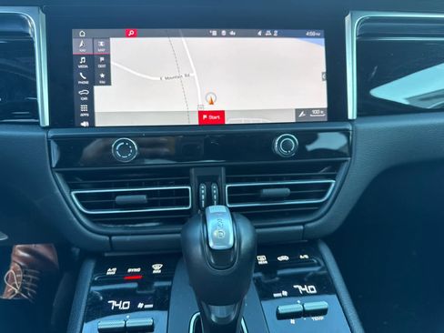 Used 2024 Porsche Macan image 11