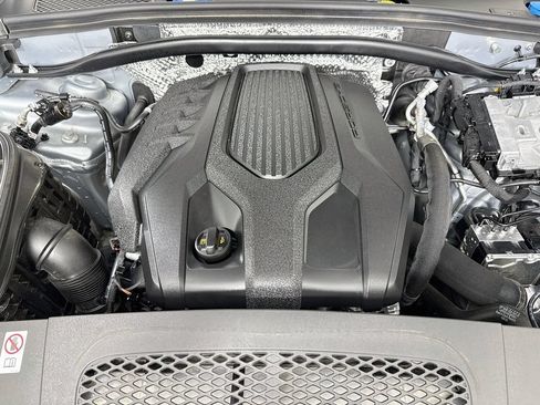 Certified 2025 Porsche Macan AWD/4WD image 32