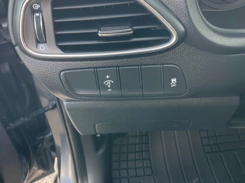 Used 2019 Hyundai Elantra GT FWD image 19