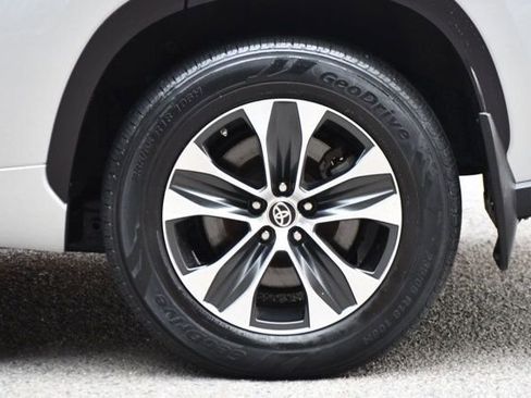 Used 2020 Toyota Highlander XLE image 16