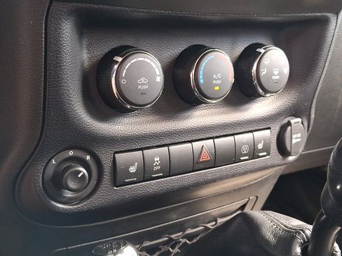 Used 2016 Jeep Wrangler Unlimited Sahara AWD/4WD image 15