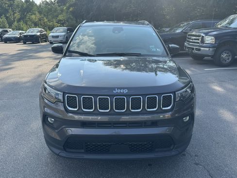Used 2024 Jeep Compass Latitude AWD/4WD image 2