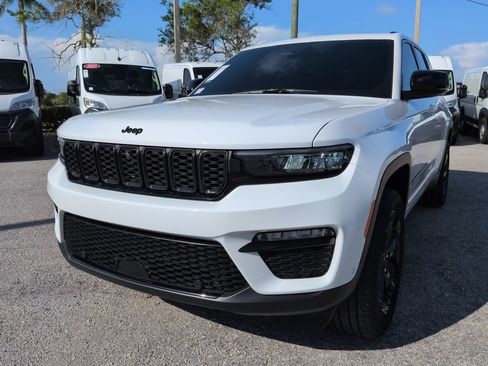 Used 2025 Jeep Grand Cherokee Limited w/ Luxury Tech Group II AWD/4WD image 9