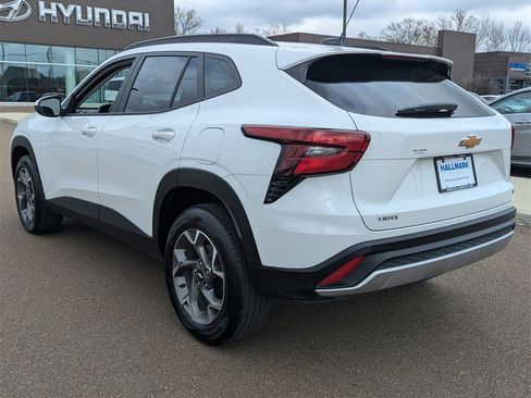 Used 2025 Chevrolet Trax LT image 4