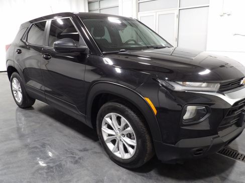 Used 2023 Chevrolet TrailBlazer LS FWD image 2