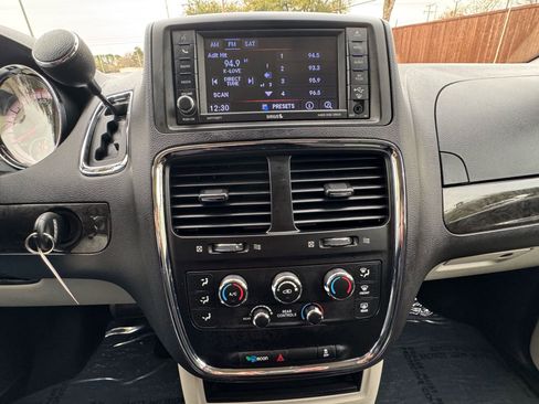 Used 2018 Dodge Grand Caravan SE w/ UConnect Hands-Free Group image 21