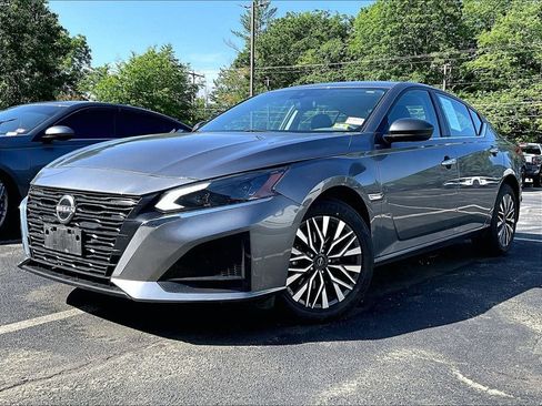Used 2024 Nissan Altima 2.5 SV AWD/4WD image 3