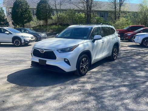 Used 2023 Toyota Highlander XLE image 1