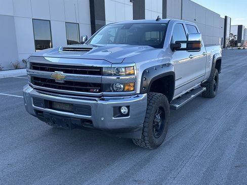 Used 2019 Chevrolet Silverado 3500 LTZ image 3
