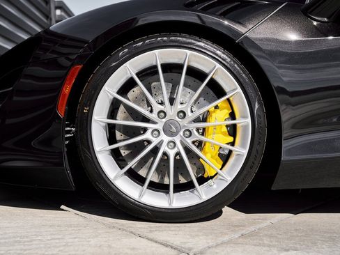 Used 2025 McLaren Artura Spider image 3