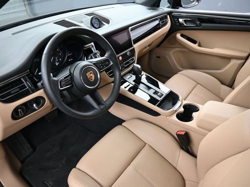 Certified 2025 Porsche Macan AWD/4WD image 4
