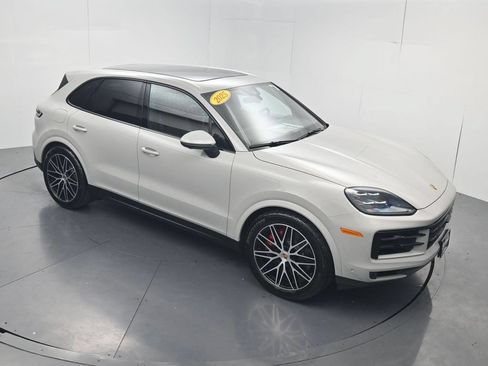 Used 2025 Porsche Cayenne S AWD/4WD image 57