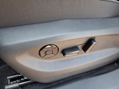 New 2025 Volkswagen Tiguan SE image 14