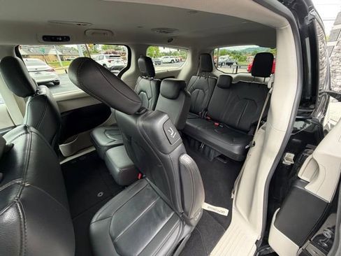 Used 2018 Chrysler Pacifica Touring-L FWD image 6