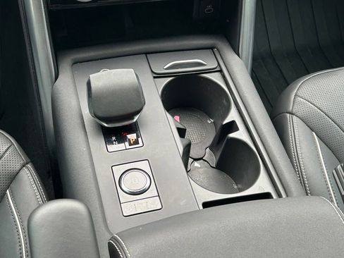 Used 2024 Land Rover Discovery Dynamic SE image 21