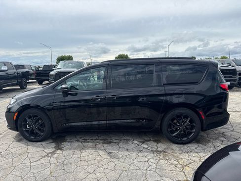 Used 2025 Chrysler Pacifica Limited FWD image 9