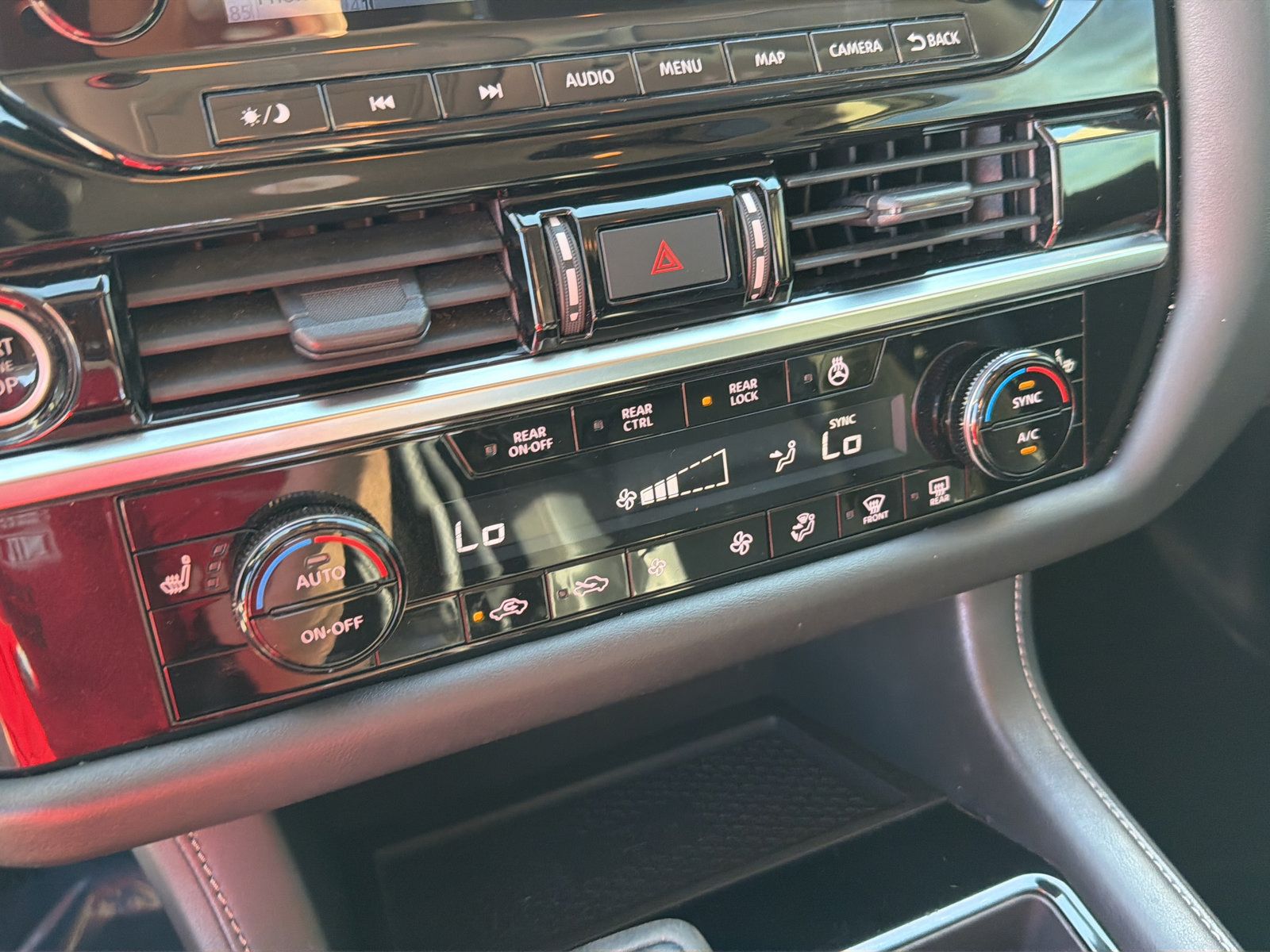 Used 2023 Nissan Pathfinder SL w/ Black Appearance Package FWD image 24
