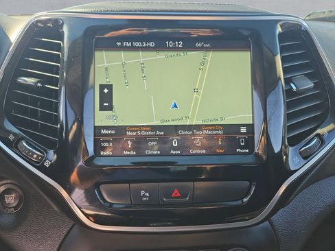 Used 2019 Jeep Cherokee Limited image 18