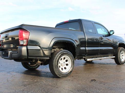 Used 2019 Toyota Tacoma SR image 4