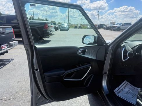 Used 2025 Kia Soul LX w/ LX Technology Package FWD image 12