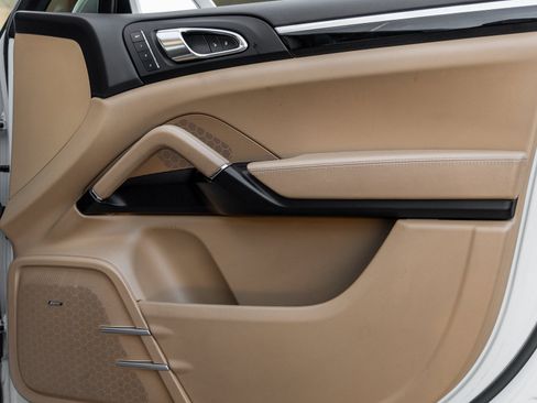 Used 2017 Porsche Cayenne S image 40