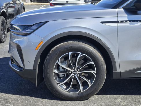 Used 2024 Lincoln Nautilus Premier image 9