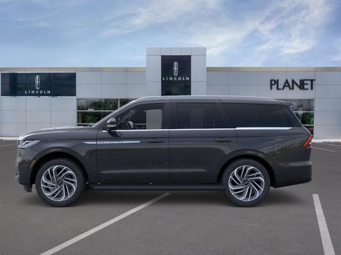 New 2026 Lincoln Navigator Premiere AWD/4WD image 3