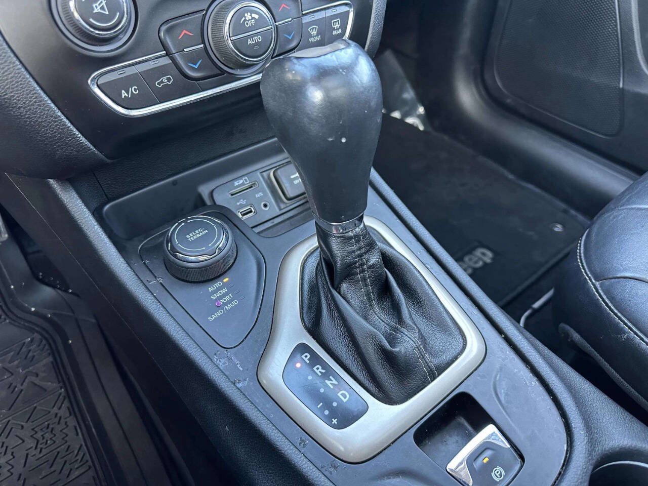 Used 2015 Jeep Cherokee Limited AWD/4WD image 31