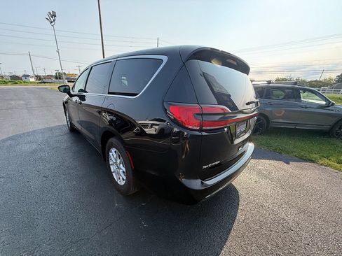 Used 2024 Chrysler Pacifica Touring-L FWD image 6