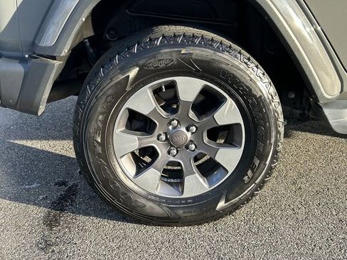Used 2018 Jeep Wrangler Unlimited Sahara image 12
