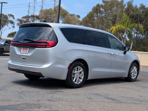 Used 2024 Chrysler Pacifica Touring-L FWD image 14