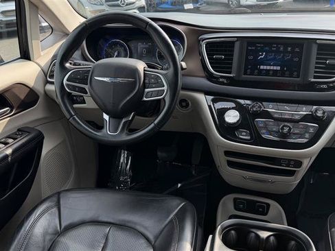 Used 2018 Chrysler Pacifica Touring-L FWD image 18