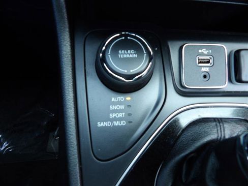 Used 2019 Jeep Cherokee Latitude Plus image 18