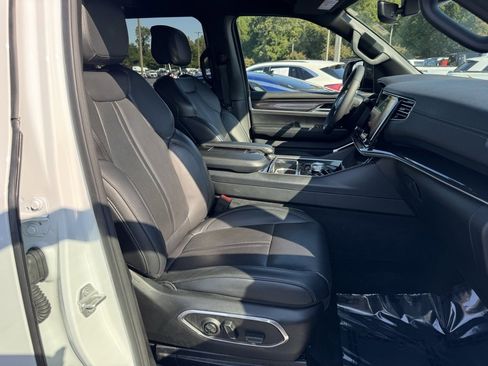 Used 2024 Jeep Wagoneer L Base image 25