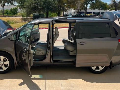 Used 2013 Toyota Sienna LE FWD image 15