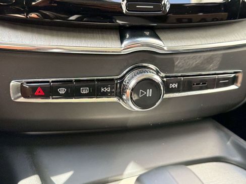 Used 2025 Volvo XC60 B5 Plus image 18