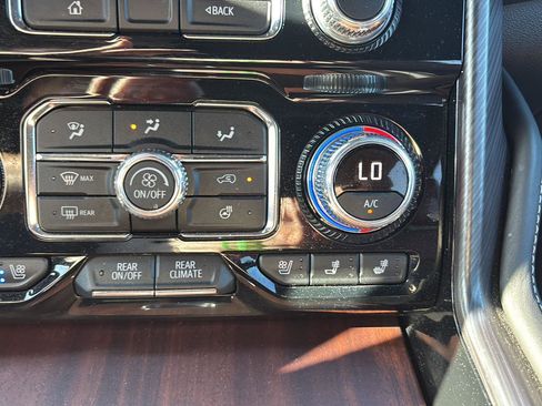 Used 2024 GMC Yukon Denali Ultimate AWD/4WD image 33