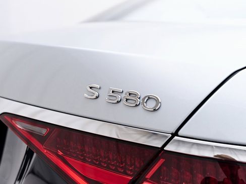 Used 2025 Mercedes-Benz Maybach S 580 4MATIC image 25