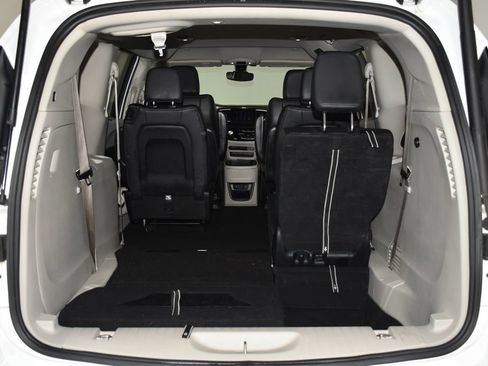Used 2017 Chrysler Pacifica Touring-L FWD image 31