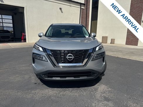 Used 2022 Nissan Rogue SV image 2