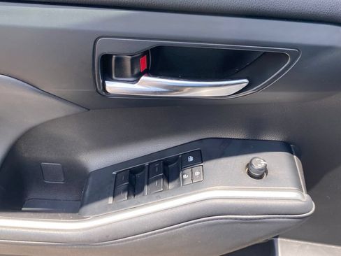 Used 2022 Toyota Highlander XLE FWD image 22
