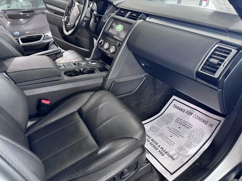 Used 2020 Land Rover Discovery Landmark image 12
