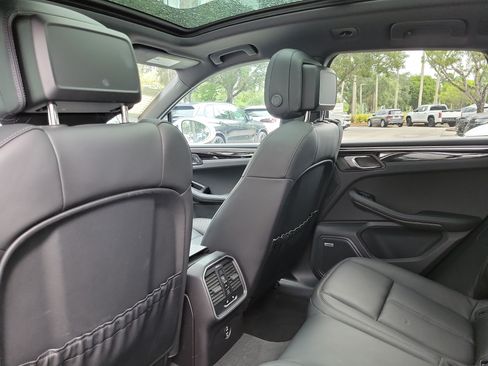 Used 2022 Porsche Macan AWD/4WD image 10