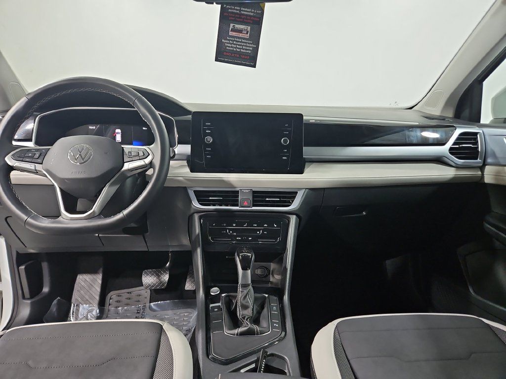 Used 2025 Volkswagen Taos SE w/ Panoramic Sunroof Package FWD image 20